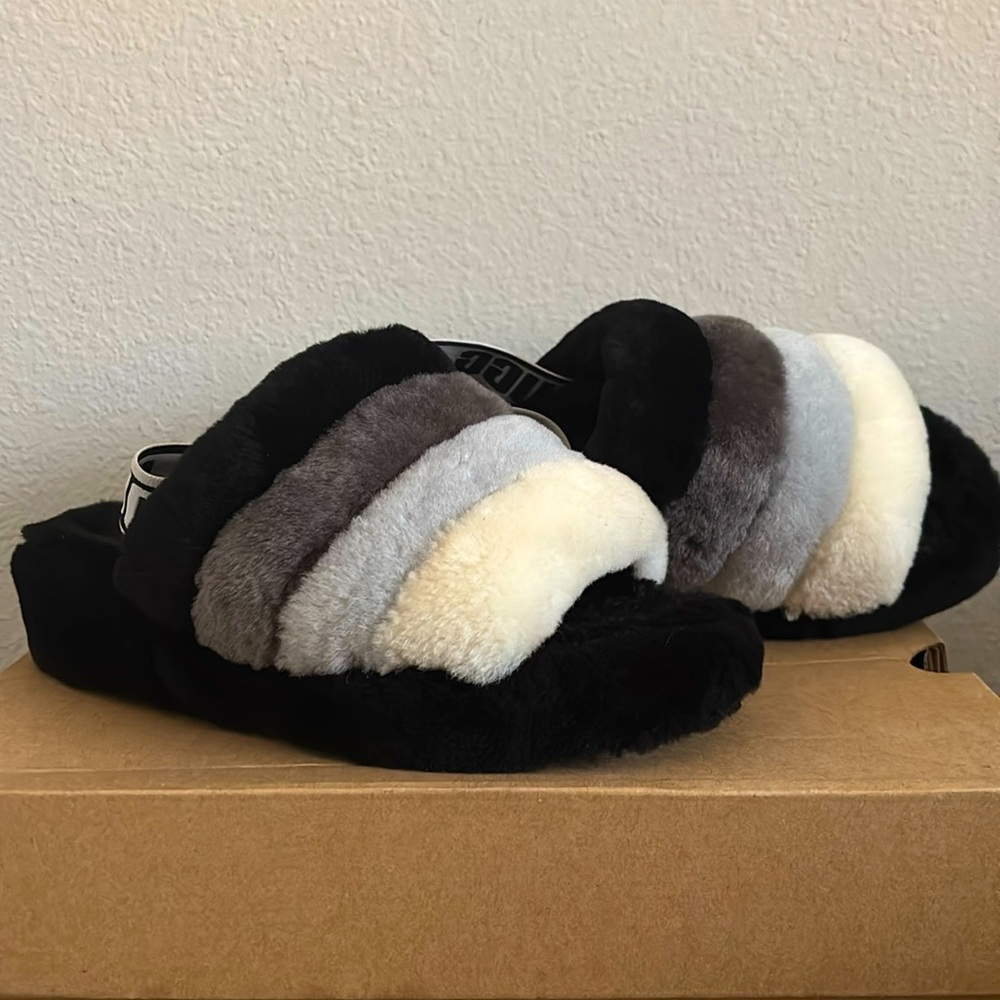 Size 7US Ugg slippers. In good condition. Box included